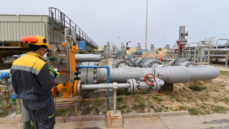Un empleado trabaja en el gasoducto transmediterráneo (Transmed), a través del cual fluye gas natural desde Argelia a Italia, el 14 de abril de 2022.