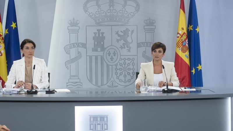 La ministra portavoz, Isabel Rodríguez, junto a la ministra de Justicia, Pilar Llop, en la rueda de prensa del Consejo de Ministros celebrada este martes en Moncloa.