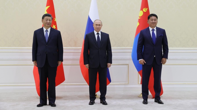 Los presidentes de China, Xi Jinping, y Rusia, Vladímir Putin, acompañados del mandatario de Mongolia, Ukhnaa Khurelsukh, a 15 de septiembre de 2022.