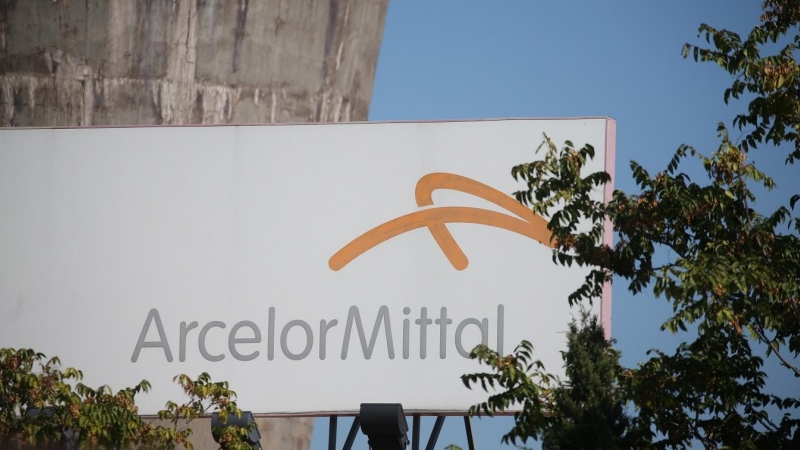 Placa de ArceloMittal en una de sus plantas en España. E.P./Isabel Infantes