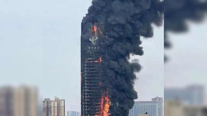 16/09/2022. Imagen compartida en Twitter por Jose Valero (@noesviernes) del edificio cubierto de llamas.