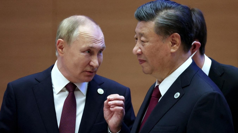 El presidente ruso, Vladimir Putin, habla con su homólogo chino, Xi Jinping, antes del plenario de la cumbre de la Organización de Cooperación de Shanghai (OCS) en Samarcanda (Uzbekistán). REUTERS/Sputnik/Sergey Bobylev/Pool