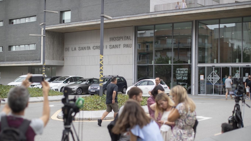 Un grupo de periodistas monta guardia ante el Hospital de Sant Pau de Barcelona donde ha sido intervenido el expresidente de la Generalitat, Jordi Pujol, del ictus isquémico que sufrió el pasado lunes