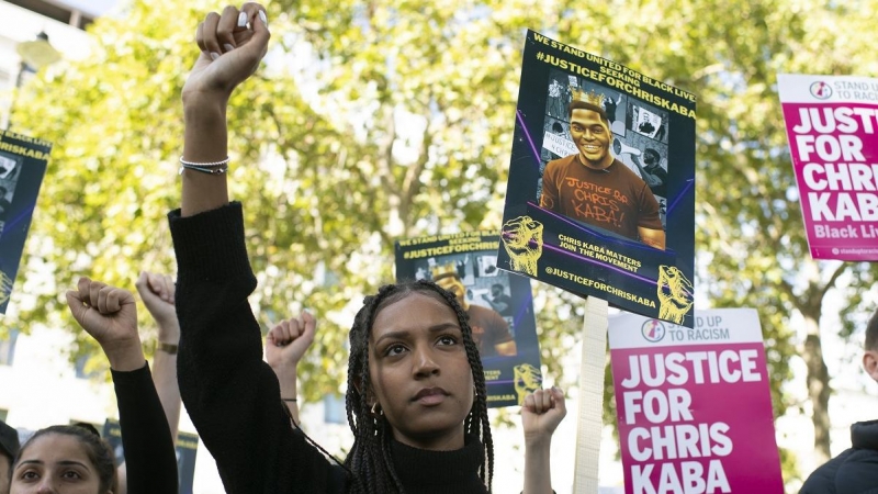Los asistentes a la manifestación convocada por la familia de Chris Kaba, el joven negro asesinado en el sur de Londres, levantan el puño en apoyo a las víctimas del racismo policial y reclaman justicia