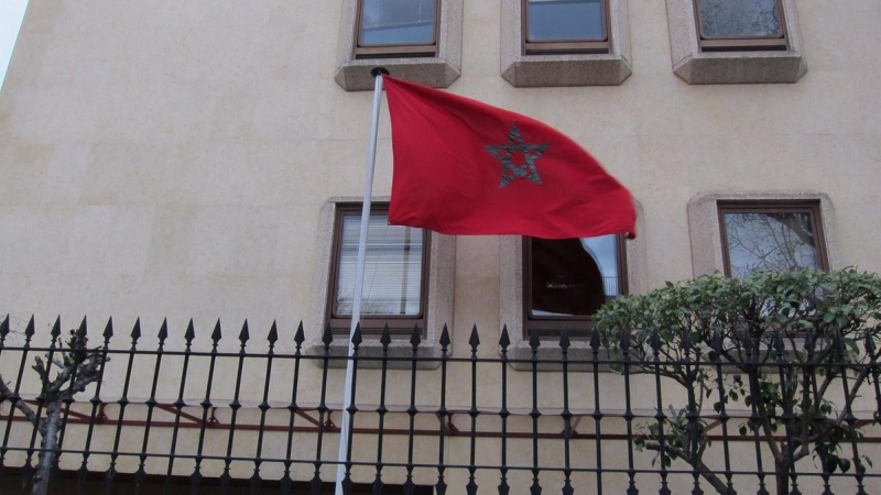 Bandera de Marruecos en la Embajada marroquí en Madrid.