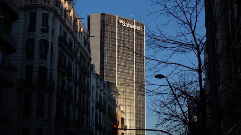 Vista de la fachada de la sede del Banco Sabadell en la Avenida Diagonal de Barcelona. E.P./David Zorrakino