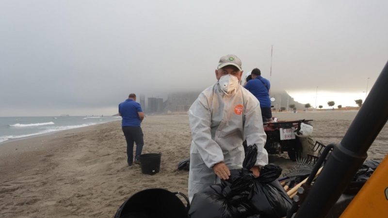 Trabajadores municipales en la playa de Santa Bárbara en La Línea con restos del vertido del OS 35 a 20 de septiembre del 2022 en La Línea (Cádiz, Andalucía, España).