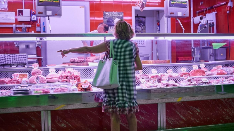 6/8/22 Un estante de carne en el Mercado Municipal de Pacífico, a 6 de agosto de 2022, en Madrid