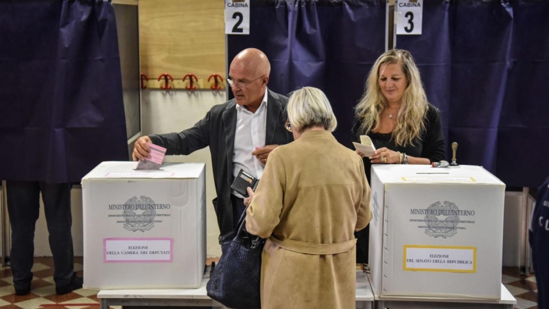 25/09/2022 Ciudadanos italianos votan en Milán durante las elecciones generales del país