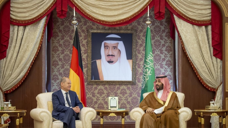 El Príncipe Heredero de Arabia Saudita, Mohammed bin Salman al-Saud, reuniéndose con el Canciller alemán Olaf Scholz en Jeddah, Arabia Saudita, el 24 de septiembre de 2022.