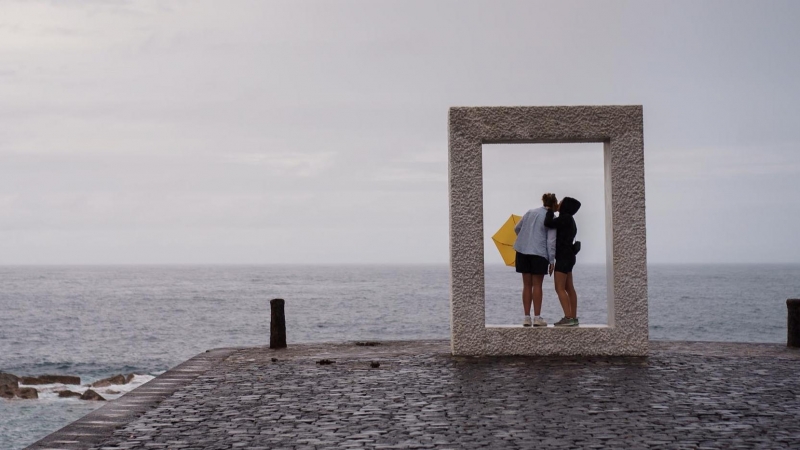 Una pareja se besa este domingo en la costa del municipio de Garachico, en el norte de Tenerife.