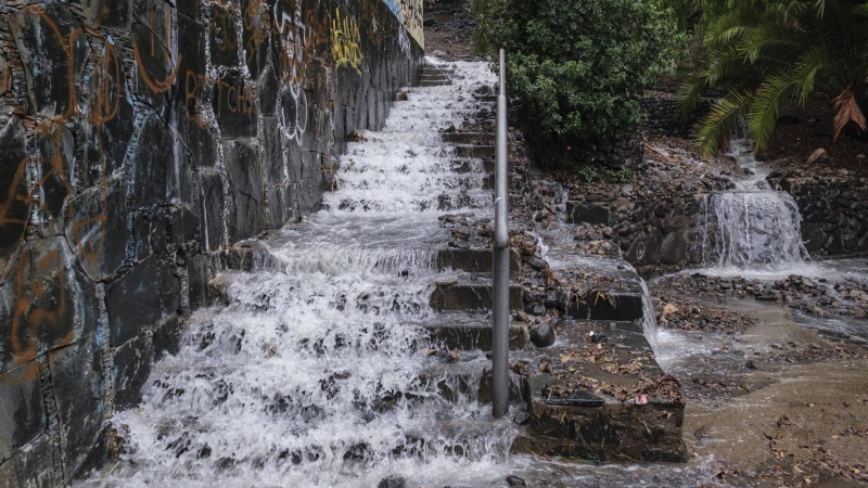 El paso cerca de Canarias de la tormenta tropical Hermine, ya degradada a depresión tropical, está dejando una lluvia copiosa sobre Gran Canaria y su capital, Las Palmas, causando un gran número de incidencias, aunque no graves.