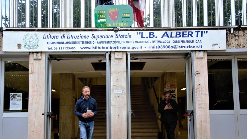 Poco trasiego de gente en un colegio electoral del barrio residencial EUR.