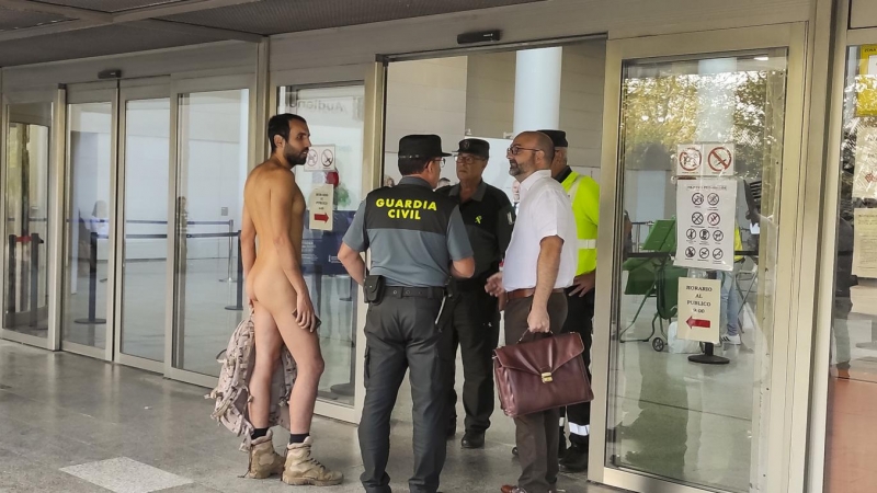 El joven nudista Alejandro Colomar trata de acceder desnudo a los juzgados de València.