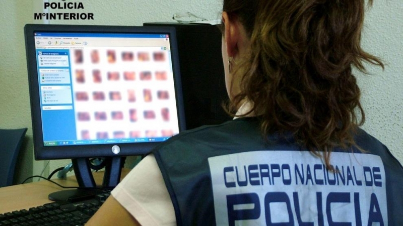 Imagen de una agente de policía frente a un ordenador.