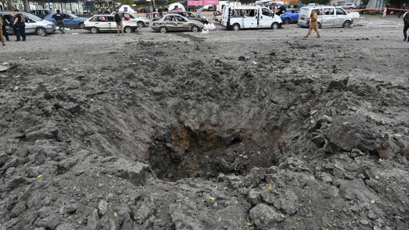 Un cráter provocado por un ataque con misiles rusos en Zaporiyia, Ucrania, 30 de septiembre de 2022