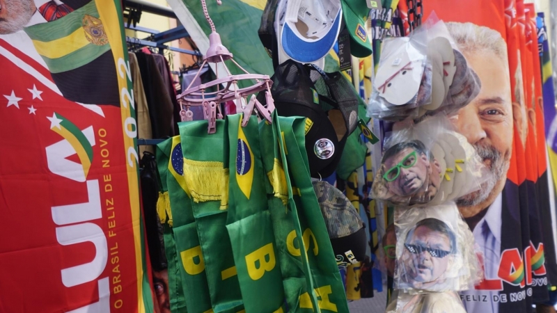 Puestos de vendedores locales con objetos que hacen referencia a los candidatos presidenciales. Brasil.