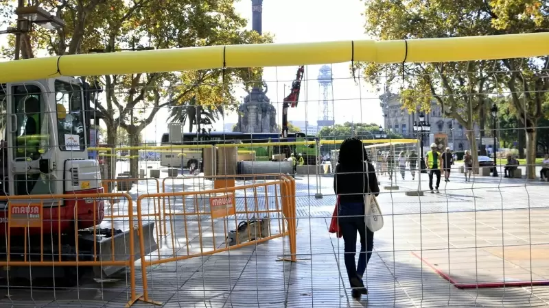 Obres al tram inferior de la Rambla de Barcelona, amb el monument de Colom al fons, el dia en què ha començat la primera fase per remodelar el passeig.