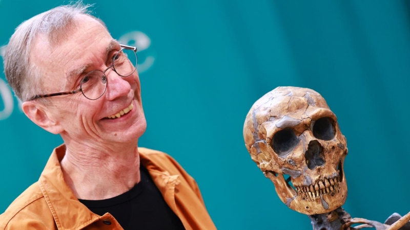El biólogo sueco Svante Paabo junto a un esqueleto de neandertal en el Instituto Max Planck de Antropología Evolutiva, Leipzig, Alemania, el 3 de octubre de 2022.