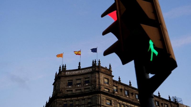 El edificio del Banco de España en Barcelona, cerca de un semáforo en rojo. REUTERS/Nacho Doce