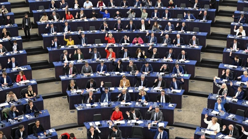 Los miembros del Parlamento Europeo participan en la votación sobre la Directiva para un cargador común para dispositivos electrónicos durante una sesión plenaria en el Parlamento Europeo en Estrasburgo.