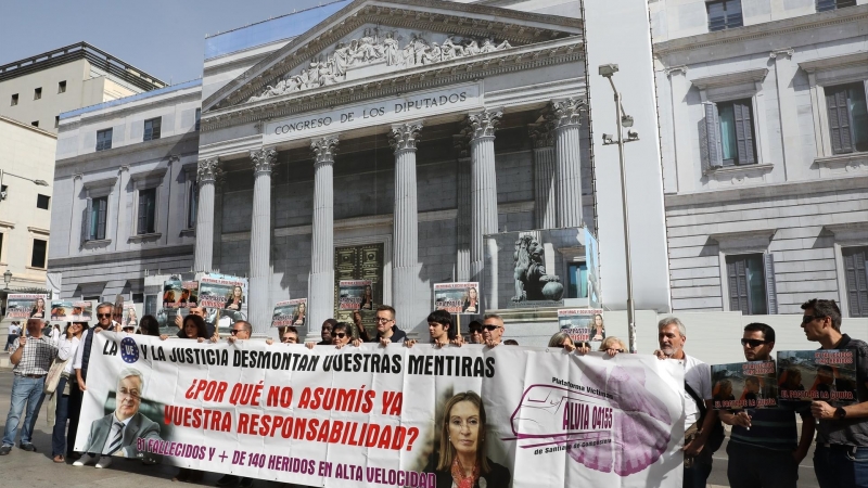 03/10/2022-Un grupo de personas perteneciente a la plataforma de víctimas del Alvia de Santiago se concentra frente a las puertas del Congreso de los Diputados, a 3 de octubre de 2022, en Madrid