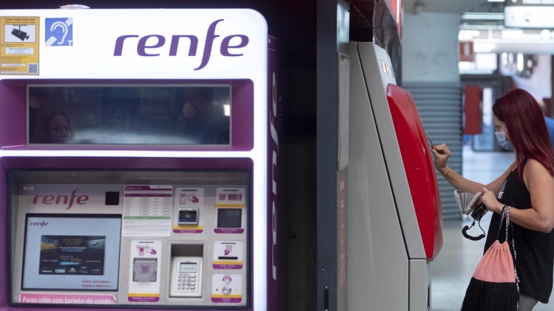 Una chica compra un billete de tren en Atocha