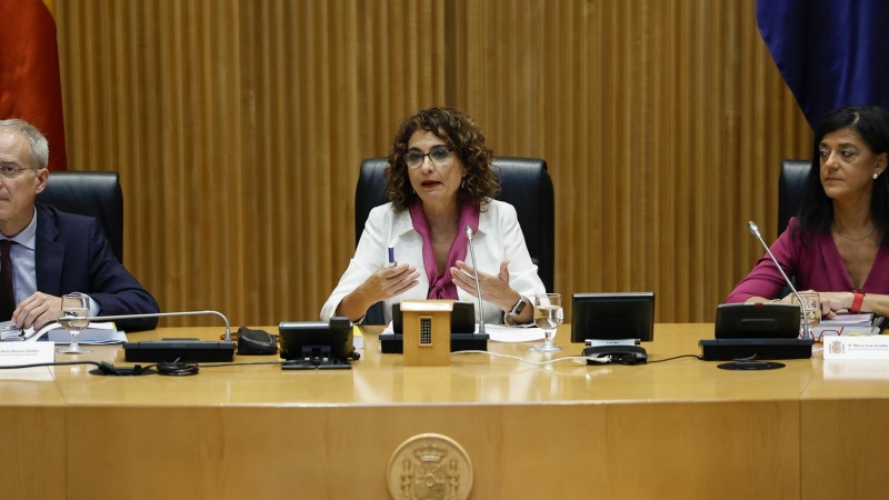 La ministra de Hacienda, María Jesús Montero (c), junto al secretario de Estado de Hacienda, Jesús Gascón Catalán (i), y ​la secretaria de Estado de Presupuestos y Gastos, María José Gualda Romero (d), durante la presentación de los Presupuestos 2023, es