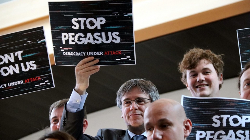 04/05/2022 - Carles Puigdemont en una protesta a l'Eurocambra contra l'espionatge amb Pegasus.