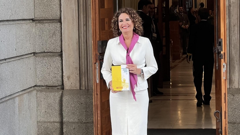 La ministra d'Hisenda, María Jesús Montero, amb el projecte de pressupostos generals de l'Estat de 2023.