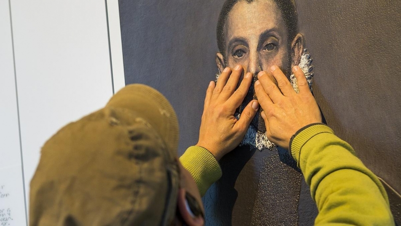 Un hombre palpa un cuadro de El Greco que forma parte de la iniciativa 'Hoy toca el Prado'