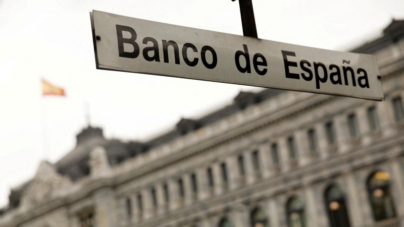 Letrero en la entrada de la estación del Metro de Madrid de Banco de España, enfrente de la sede del organismo. REUTERS/Juan Medina