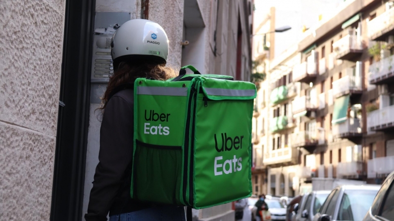 2022 - Un repartidor d'Uber Eats a Barcelona.