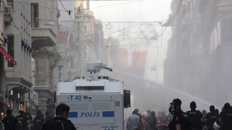 Fotografía de la policía atacando la marcha del Orgullo en 2015, en Turquía.