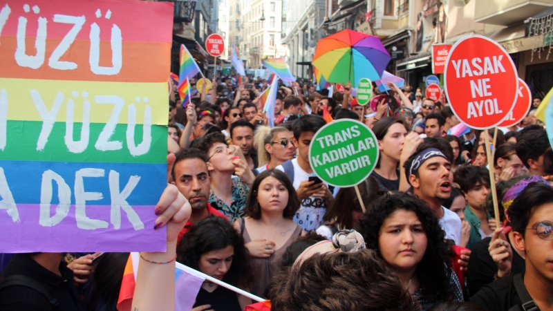 Marcha del Orgullo 2019 en Esmirna, Turquía.