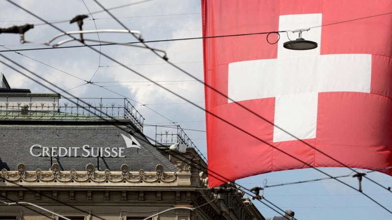 Una bandera de Suiza cerca del edificio de la sede del banco Credit Suisse, en Zurich. REUTERS/Arnd Wiegmann