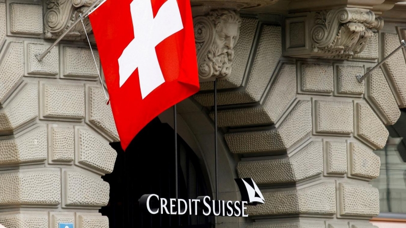 La bandera de Suyiza, en la fachada de la sede del banco Credit Suisse, en Zurich. REUTERS/Arnd Wiegmann