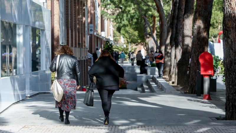 Gente pasea por una calle de Pozuelo de Alarcón (Madrid). Imagen de Archivo.