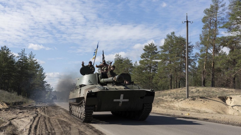 Militares ucranianos viajan en un vehículo blindado en una carretera en el área de Kharkiv, Ucrania, el 6 de octubre de 2022.