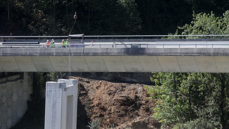 Grúas y operarios trabajan durante el desmontaje de las pilas 1 y 2 del viaducto de O Castro, en el kilómetro 430 sentido A Coruña de la autovía A-6. E.P./Carlos Castro