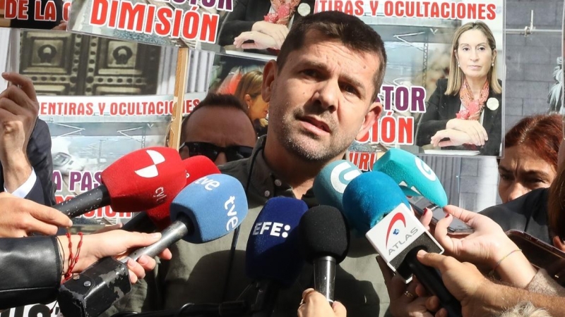 8/10/Jesús Domínguez, atendiendo a los medios durante una protesta de la Plataforma Víctimas del Alvia.