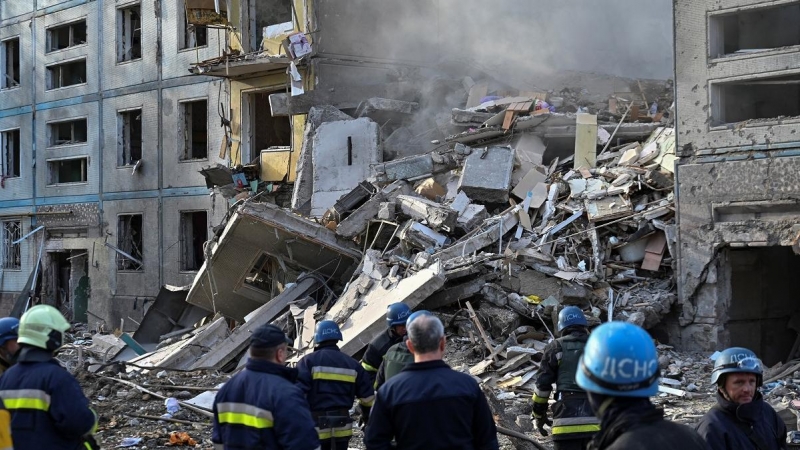 09/10/2022 Un edificio residencial, destruido después de un ataque nocturno con misiles contra la ciudad de Zaporiyia, en Ucrania