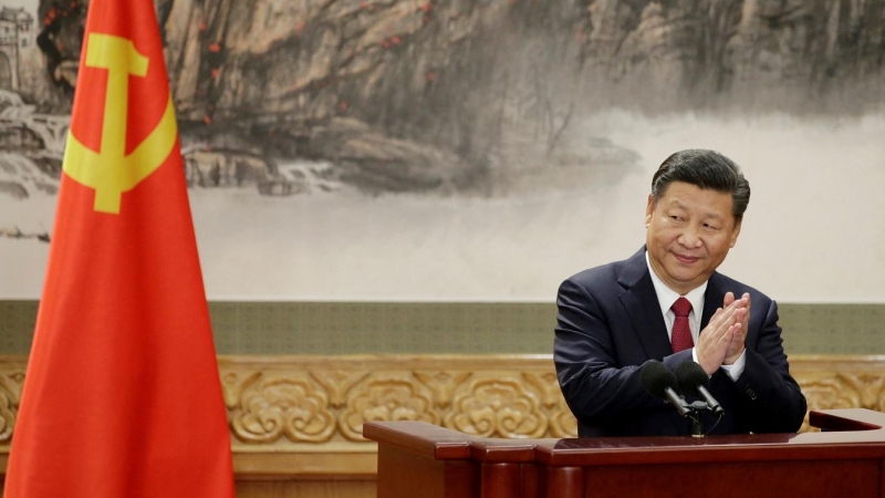 El presidente de China, Xi Jinping, aplaude  en una reunión del Comité Permanente del Politburó del Partido Comunista chino, en el Gran Salón del Pueblo en Pekín, en octubre de 2017. REUTERS/Jason Lee