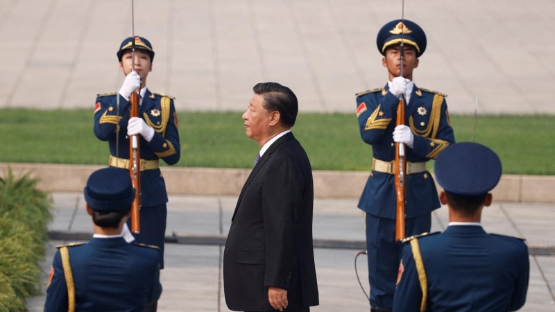 El presidente de China, Xi Jinping, asiste a una ceremonia de colocación de ofrenda floral en la Plaza de Tiananmen para conmemorar el Día de los Mártires, en Pekín. — Thomas Peter / REUTERS