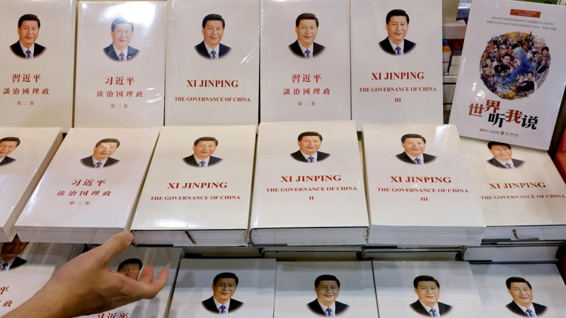 Ejemplares del libro 'Xi Jinping: La Gobernanza de China', en la Feria del Libro de Hong Kong. REUTERS/Tyrone Siu