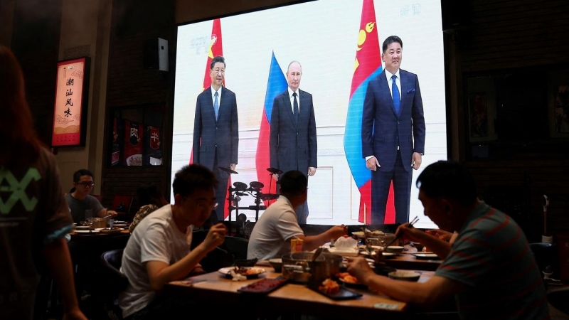 Una pantalla gigante en un restaurante de Pekín transmite imágenes del presidente chino Xi Jinping, con el presidente ruso Vladimir Putin y con el presidente mongol Ukhnaa Khurelsukh, durante la cumbre de la Organización de Cooperación de Shanghai (OCS) e