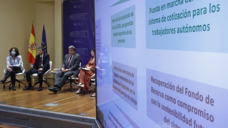 El ministro de Inclusión, Seguridad Social y Migraciones, José Luis Escrivá (2d), presenta los presupuestos de su departamento para 2023, en la sede del Ministerio. EFE/ Juan Carlos Hidalgo