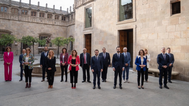 El presidente de la Generalitat, Pere Aragonés, posa con su nuevo Govern, en el Patio de los Naranjos del Palau de la Generalitat