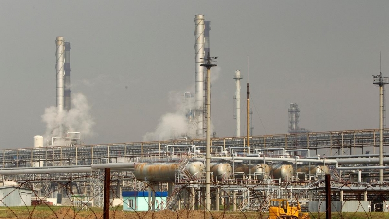 Una refinería de petróleo ubicada en un ramal del oleoducto Druzhba, se  ve cerca de Mozyr, a 300 kilómetros de Minsk.