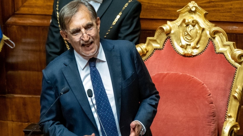 El recién elegido presidente del Senado italiano, Ignazio la Russa, habla durante la sesión de apertura del nuevo parlamento en el Senado italiano